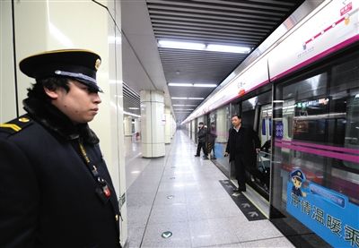 昨日21時40分，由天通苑站開往宋家莊站的5號線末班車抵達磁器口站。新華社發(fā)