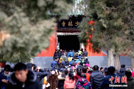 1月30日，河南登封嵩山少林寺，來自海內(nèi)外的數(shù)萬遊客涌入少林寺燒香許願賞民俗。<a target='_blank' ><p  align=