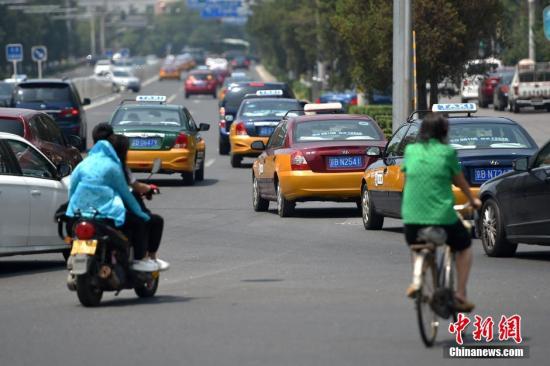 7月28日下午，《關於深化改革推進出租汽車行業(yè)健康發(fā)展的指導意見》《網路預約出租汽車經營服務管理暫行辦法》對外公佈，先後醞釀兩年之久的出租汽車改革及網約車新政方案終於揭開神秘面紗。方案中，網約車的合法地位獲得明確。今後，滿足條件的私家車可按一定程式轉化為網約車，從事專車運營。 <a target='_blank'  _fcksavedurl='http://www.chinanews.com/' ></table><p  align=