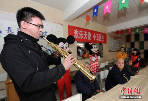 3月5日，山西長(zhǎng)治醫(yī)學(xué)院組織大學(xué)生志願(yuàn)者及“小丑醫(yī)生”走進(jìn)當(dāng)?shù)爻菂^(qū)南山田園養(yǎng)老院。范麗芳 攝