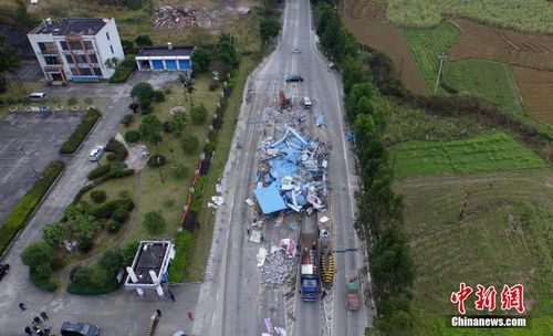 2016年1月13日，在209國道廣西柳州市融安縣浮石鎮(zhèn)路段，工人們正在拆除浮石收費(fèi)站。譚凱興 攝