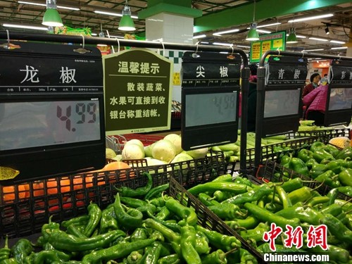 資料圖：市民在超市選購(gòu)蔬菜。<a target='_blank'  _fcksavedurl='http://www.chinanews.com/' ></table><p  align=