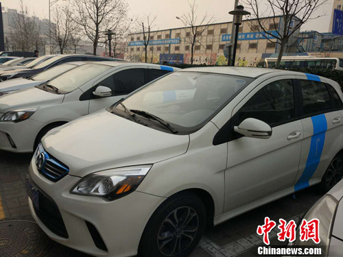 北京街頭的“共用汽車”。中新網(wǎng)</a><p  align=