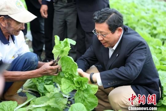 陳德銘屏東訪農業(yè)笑言送“錢”來