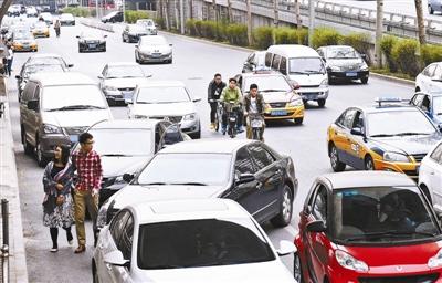 雙安商場附近道路亂停車現(xiàn)象有所緩解，但仍然有眾多佔(zhàn)道車