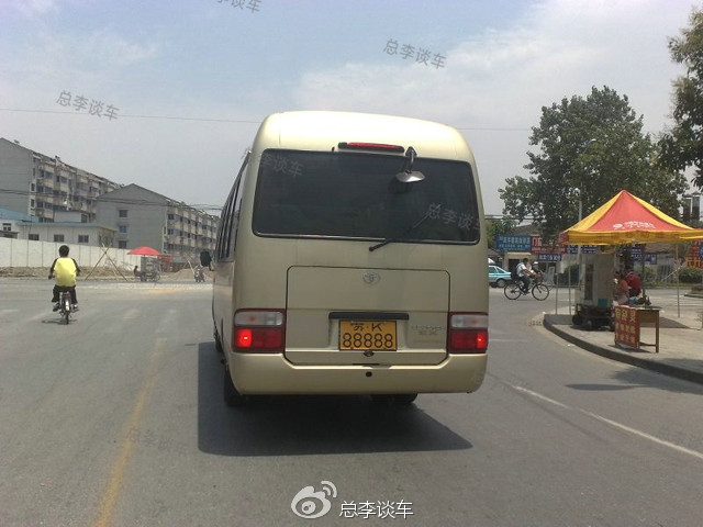 看車牌這車值百萬 近看幾萬?揚州霸氣路虎