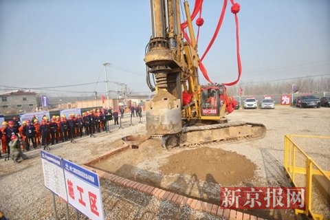 上午11:16，北京新機(jī)場(chǎng)高速公路(南五環(huán)-北京新機(jī)場(chǎng))工程第4標(biāo)段樁基開鑽。