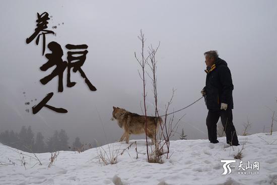 71歲的楊長(zhǎng)生在野狼谷整日與群狼朝夕相伴。