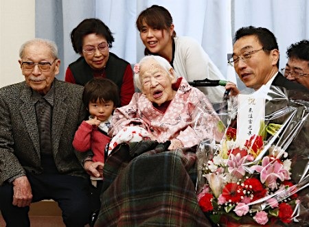 圖為3月4日上午，東住吉區(qū)區(qū)長小倉健宏向大川美佐緒送上祝福。