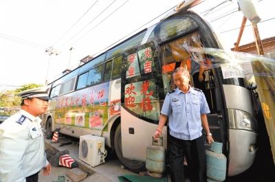 北京一輛報(bào)廢大巴車變身涮肉館子 日掙數(shù)百元