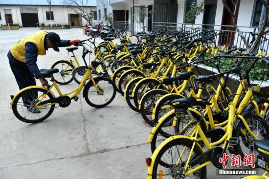 圖為工作人員準(zhǔn)備修理共用單車。<a target='_blank'  _fcksavedurl='http://www.chinanews.com/'></p></table><p  align=