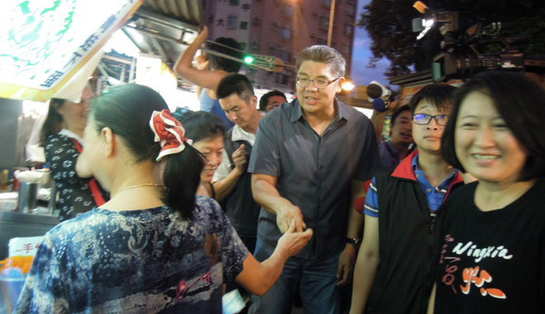 連勝文到寧夏夜市掃街拜票，許多民眾和大陸游客搶著握手拍照