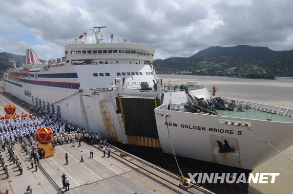 7月13日，滿載旅客的“新金橋Ⅱ”豪華客滾輪準(zhǔn)備駛離福州港馬尾客運(yùn)碼頭。