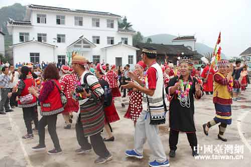 兩地少數(shù)民族同胞同歡共舞