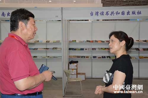 市臺辦主任胡琳與聯(lián)繫臺灣參展商的中國圖書進出口公司負責(zé)人親切交談