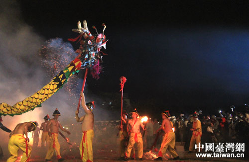 龍鳳呈祥舞鹽水 兩岸“雙炮”齊鳴鬧元宵