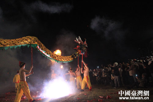 龍鳳呈祥舞鹽水 兩岸“雙炮”齊鳴鬧元宵