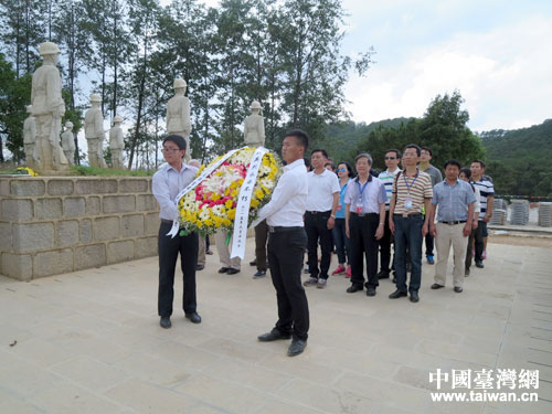 向抗戰(zhàn)英烈敬獻花圈