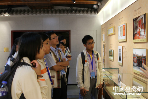 臺東縣海端小學(xué)師生觀看臺灣會館展覽