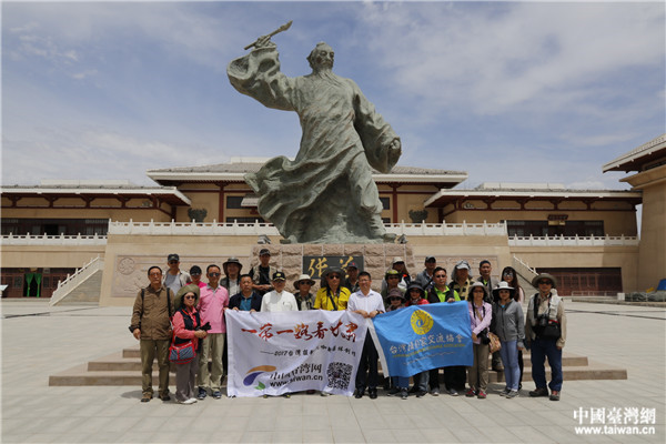 采風(fēng)團(tuán)在草聖故里文化産業(yè)園合影。（臺灣網(wǎng) 李岳 攝）