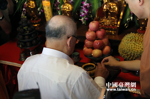 吳伯雄進(jìn)香拜謁中國(guó)遠(yuǎn)征軍抗日陣亡將士