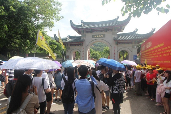 7月8日，廈門(mén)銀行組織臺(tái)灣實(shí)習(xí)生利用週末時(shí)間到廈門(mén)周邊參觀訪問(wèn)