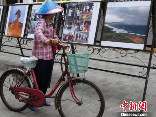 瓊臺(tái)雙島攝影家作品在海口騎樓老街展出