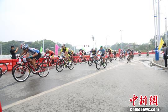 海峽兩岸自行車選手江西抗戰(zhàn)地展開“緬懷之旅”