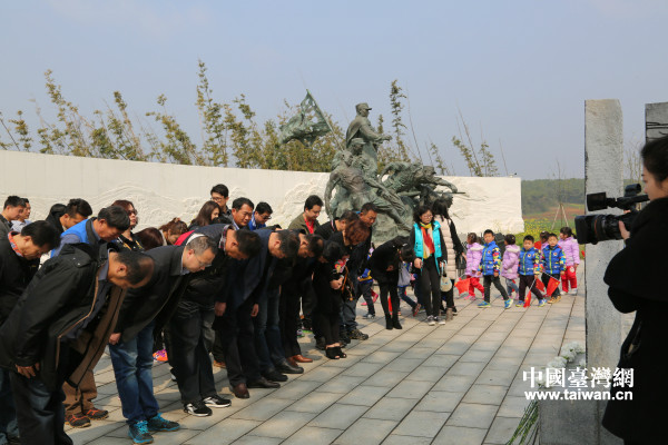 參訪團(tuán)一行在張自忠將軍同難官兵墓前鞠躬。