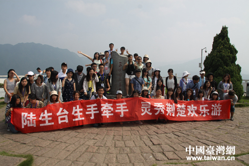 鄂臺同學(xué)在三峽大壩截流公園前合影