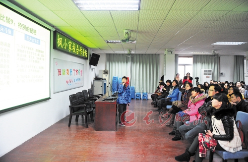 近日，楓樹山小學(xué)舉辦家校合作論壇，學(xué)生周以非用自製的PPT向叔叔阿姨們分享自己去年暑假的旅行成果。長沙晚報記者 鄒麟 攝