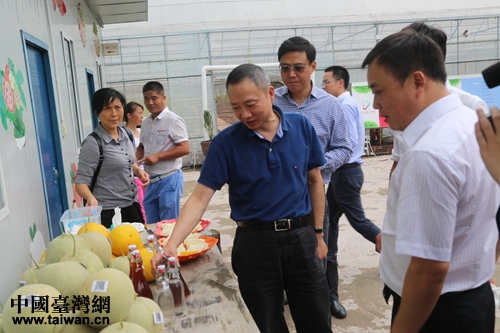 四川省臺辦主任周敏謙（中）在四川蘇氏農(nóng)業(yè)發(fā)展有限公司調(diào)研