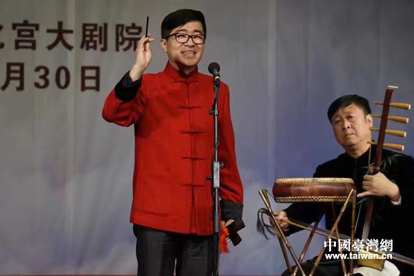 相聲演員應(yīng)寧在臺上表演