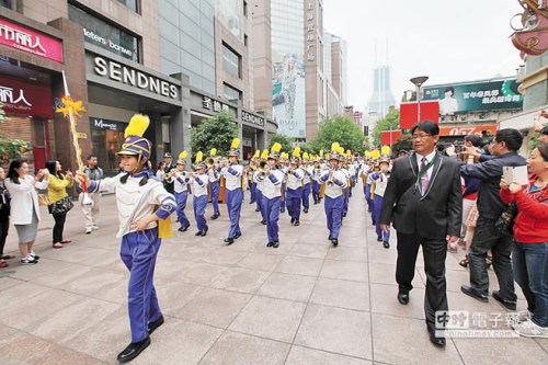 上海街頭響起《高山青》臺(tái)灣一小學(xué)管樂隊(duì)展風(fēng)采