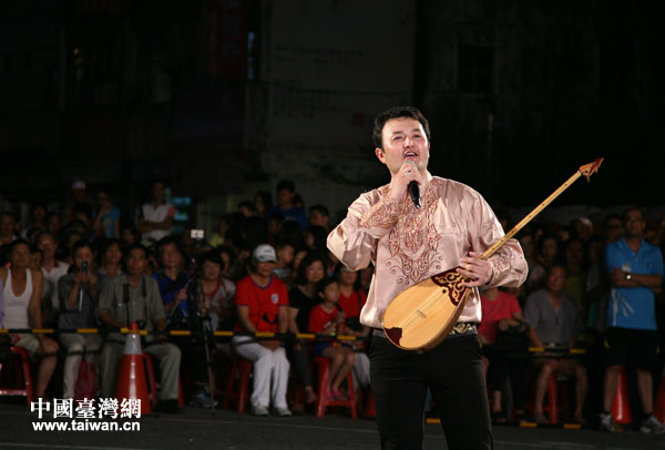 由中央民族大學大學生帶來的哈塞克民歌《我的花兒》應(yīng)邀在主舞臺進行演出，悠揚深情的演唱，贏得了滿堂喝彩