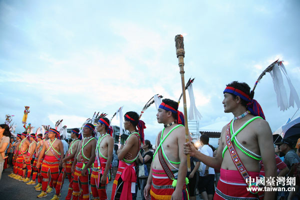 為豐年祭“踩街”活動開道的臺灣少數(shù)民族“勇士”。