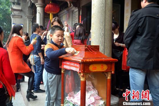 圖為一位小朋友現(xiàn)場為臺灣地震災區(qū)捐款。　林群華 攝