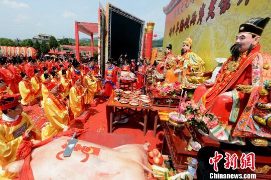 大典循上香、獻(xiàn)三牲及五穀、行初獻(xiàn)禮、恭讀祝文行亞獻(xiàn)禮、行終獻(xiàn)禮、引福受胙、夢(mèng)帛望瘞、辭神等古禮進(jìn)行。　記者劉可耕 攝