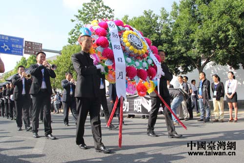 上午九時(shí)許，靈車緩緩駛向騰衝國(guó)殤墓園，各界群眾肅立路邊，默送英靈。