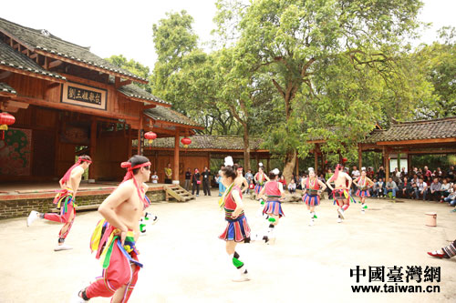 4月10日，臺灣花蓮縣少數(shù)民族代表團(tuán)在劉三姐故鄉(xiāng)表演原住民舞蹈