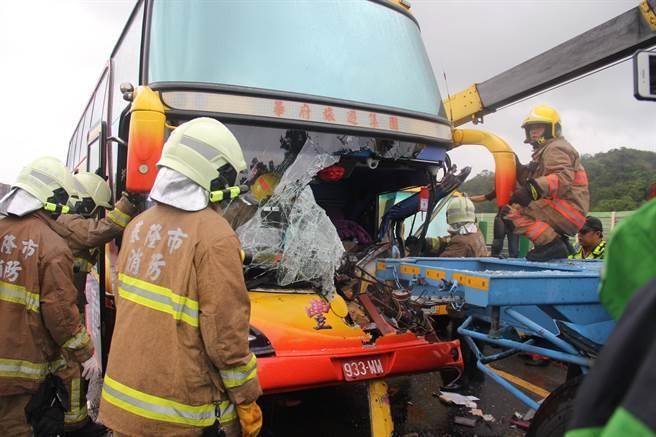 一輛越南團(tuán)遊覽車在臺發(fā)生追撞事故 12人送醫(yī)