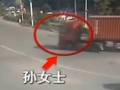 江蘇常熟：車禍瞬間 女子車輪下翻滾逃生