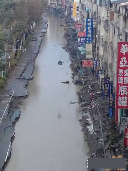 高雄氣爆災(zāi)區(qū)受大雨侵襲，道路淹成小河