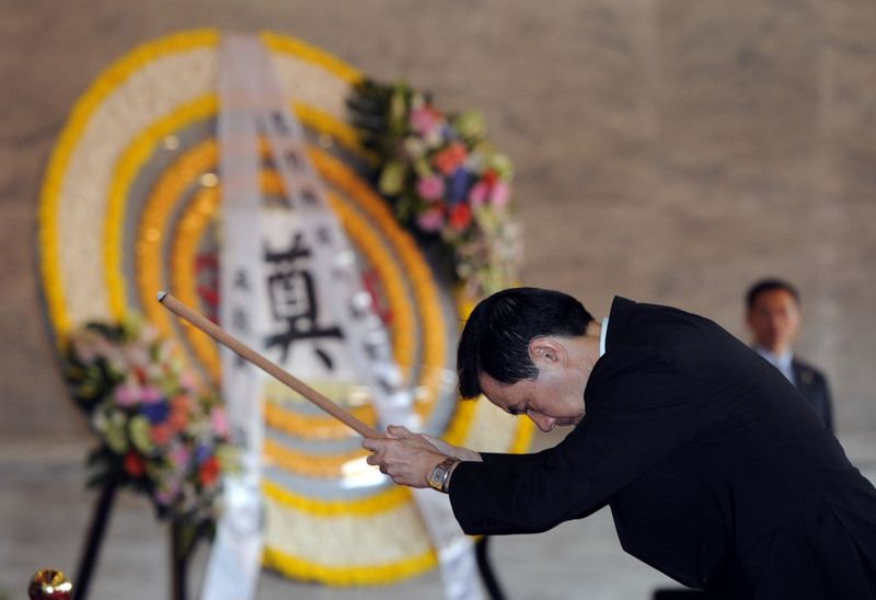 馬英九3日在臺(tái)北圓山忠烈祠主持中樞秋祭忠烈殉職人員，同時(shí)祭拜當(dāng)年在緬甸戰(zhàn)區(qū)英勇?tīng)奚倪h(yuǎn)征軍英靈。