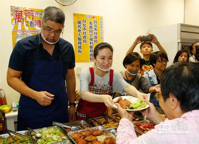 國(guó)民黨臺(tái)北市長(zhǎng)參選人連勝文與夫人蔡依姍，昨晚前下廚炒菜，給年老民眾當(dāng)晚餐