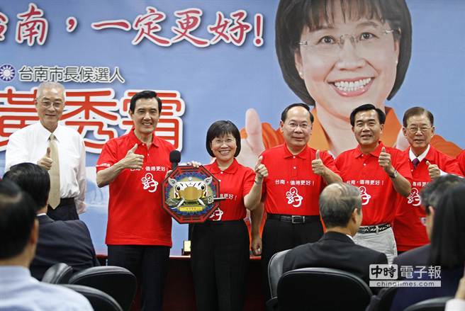 馬英九贈(zèng)送畫有黨徽的安平劍獅擺飾給黃秀霜，稱可“避邪、降魔”