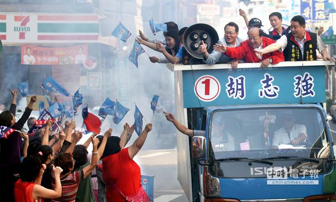 胡志強(qiáng)首度車隊(duì)掃街 民眾熱情反應(yīng)（圖）