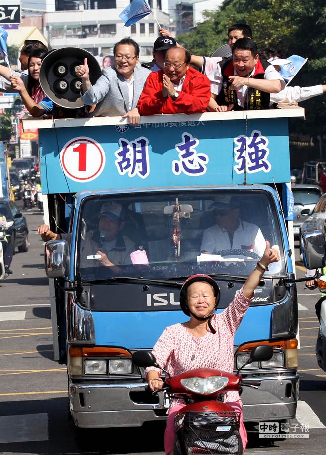 胡志強(qiáng)首度車隊(duì)掃街 民眾熱情反應(yīng)（圖）