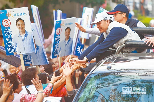 新北市長朱立倫26日掃遍新北八里、淡水及三芝、石門、金山、萬里6個區(qū)，到處都有民眾相挺