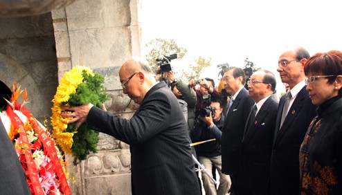 吳伯雄率領(lǐng)的國民黨大陸訪問團(tuán)一行，赴碧雲(yún)寺拜謁了孫中山先生的衣冠冢，並敬獻(xiàn)花圈。